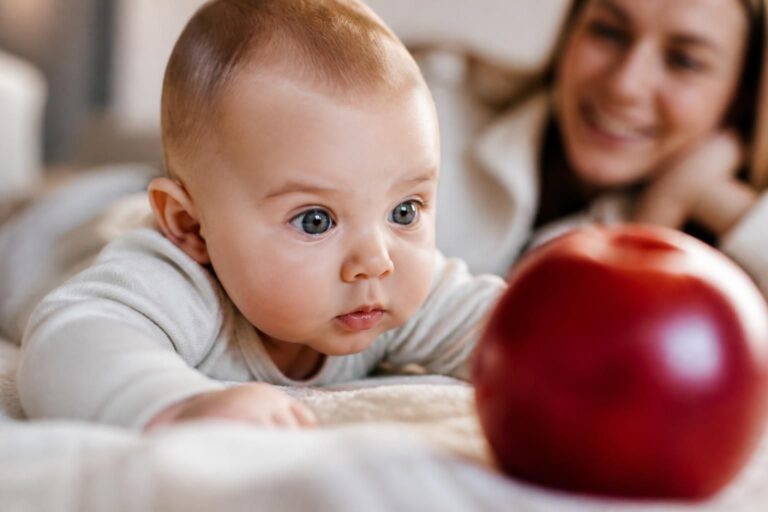 découvrez comment identifier les premiers signes d'une bonne acuité visuelle chez votre bébé pour assurer son développement optimal de la vision.